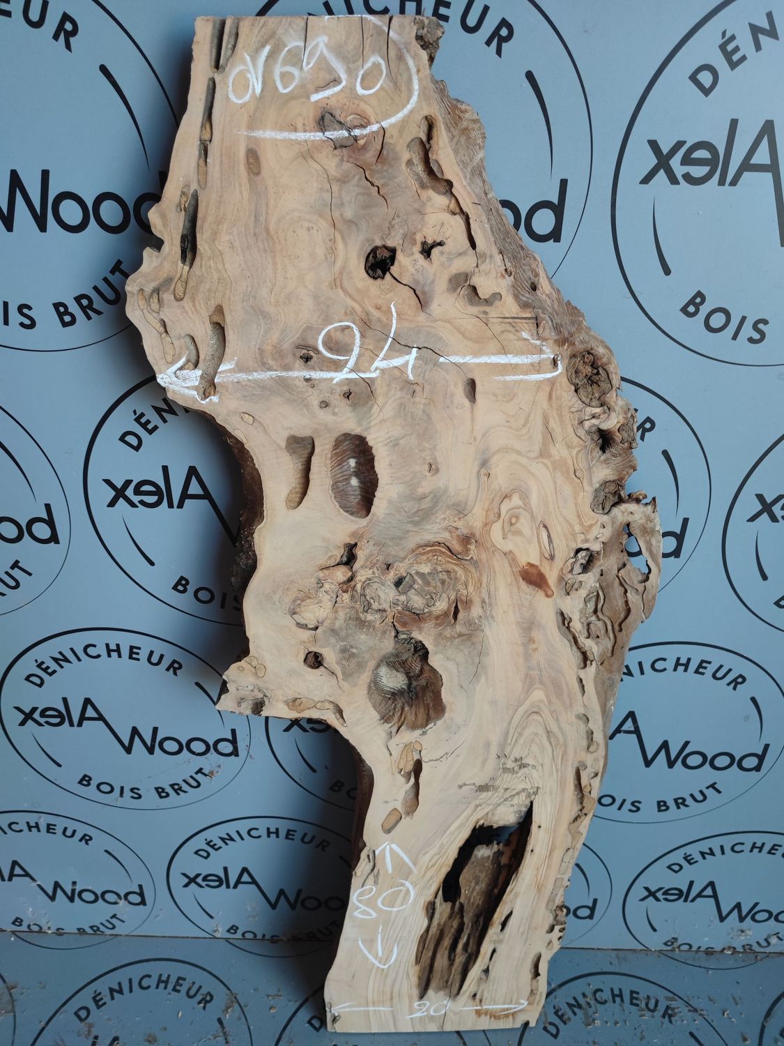 Superbe veinage pour ce plateau de bois d'olivier