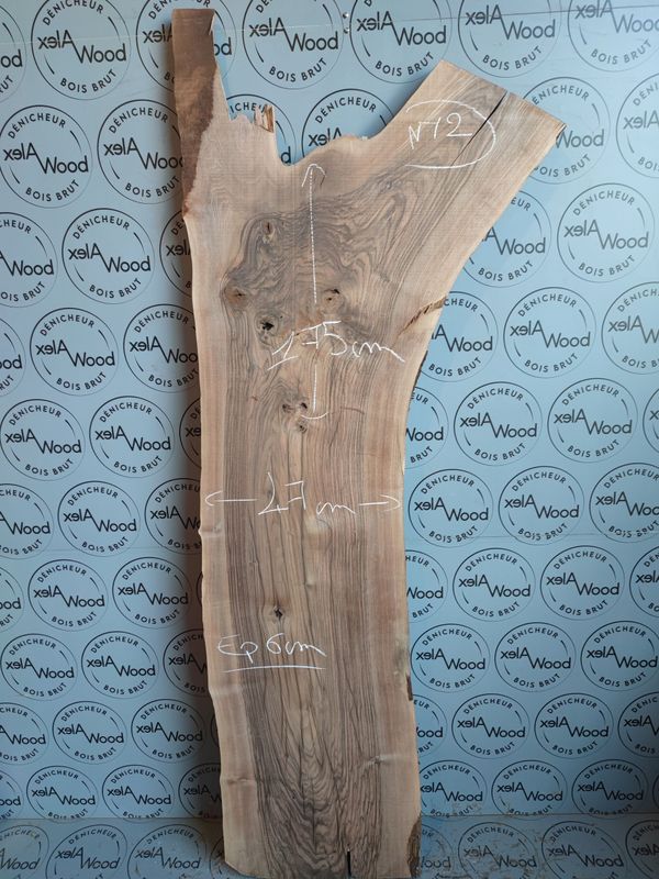 Plateau en noyer massif – Bords bruts et veinage contrasté – Pièce unique NY2 Plateau en noyer massif – Bords bruts et veinage contrasté – Pièce unique NY2