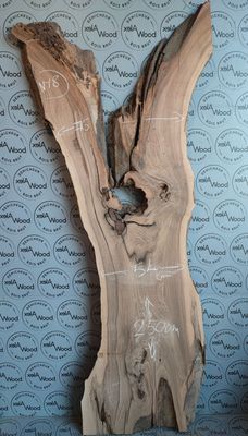 Plateau en noyer massif – Lignes ondulées et teintes contrastées