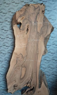 Plateau en noyer massif  XXL – Bords bruts et nuances chocolat Plateau en noyer massif  XXL – Bords bruts et nuances chocolat