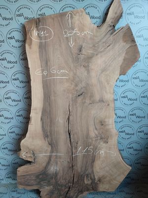 Plateau XXL en noyer massif – Bords bruts et veinage foncé Plateau XXL en noyer massif – Bords bruts et veinage foncé