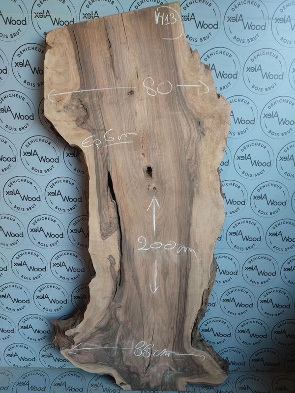 Plateau en noyer noir massif – Bords bruts et éclat caramel