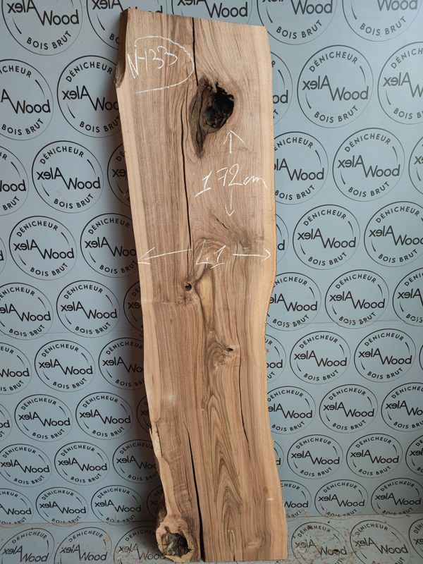 Plateau en noyer massif  – Élégance et authenticité du bois brut Plateau en noyer massif  – Élégance et authenticité du bois brut