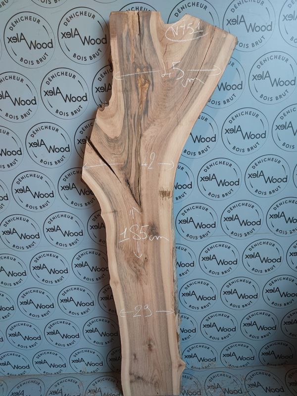 Superbe plateau en noyer massif déjà raboté, idéal pour vos projets créatifs Superbe plateau en noyer massif déjà raboté, idéal pour vos projets créatifs