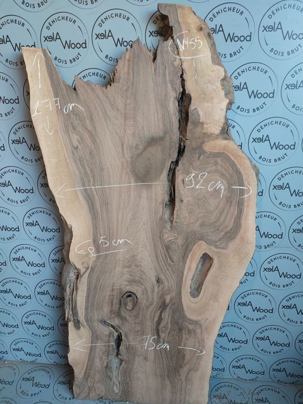 ​Plateau en noyer massif raboté — une base idéale pour vos créations en résine