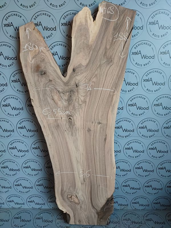 ​Plateau en noyer massif raboté — élégance et praticité pour vos créations