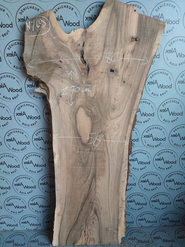 ​Plateau en noyer massif raboté — authenticité et style pour vos projets