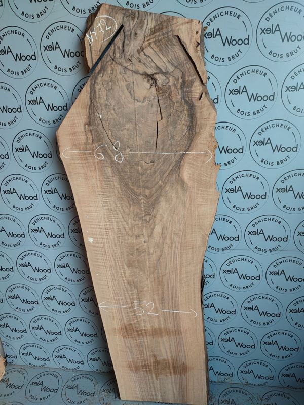 Plateau en noyer massif raboté — caractère et élégance pour vos créations Plateau en noyer massif raboté — caractère et élégance pour vos créations