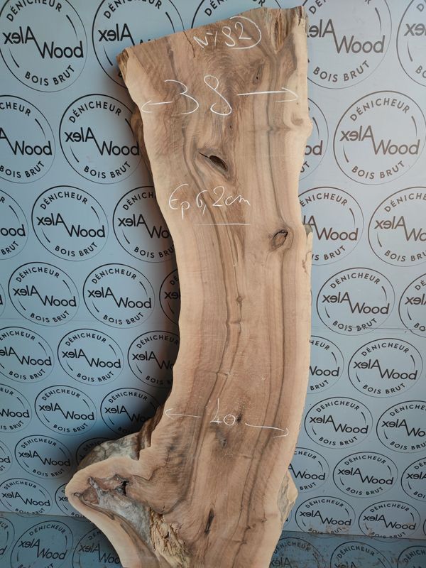 Plateau en noyer massif raboté — parfait pour vos créations artisanales Plateau en noyer massif raboté — parfait pour vos créations artisanales