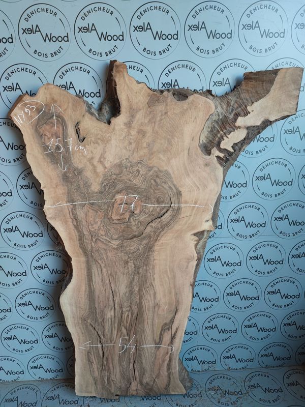 ​Plateau en noyer massif raboté — idéal pour vos projets créatifs