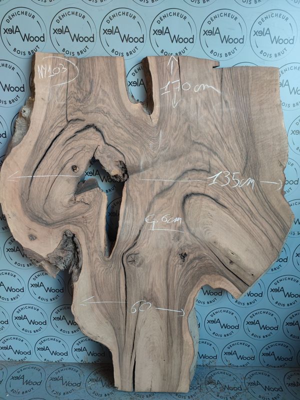 ​Plateau en noyer massif raboté — parfait pour vos créations artisanales