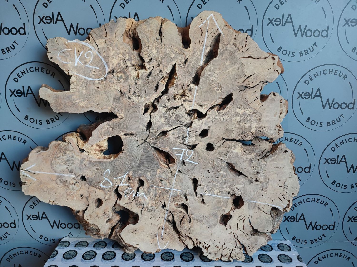 Rondelle de bois d’olivier – Bord naturel et veinage doré – Pièce unique