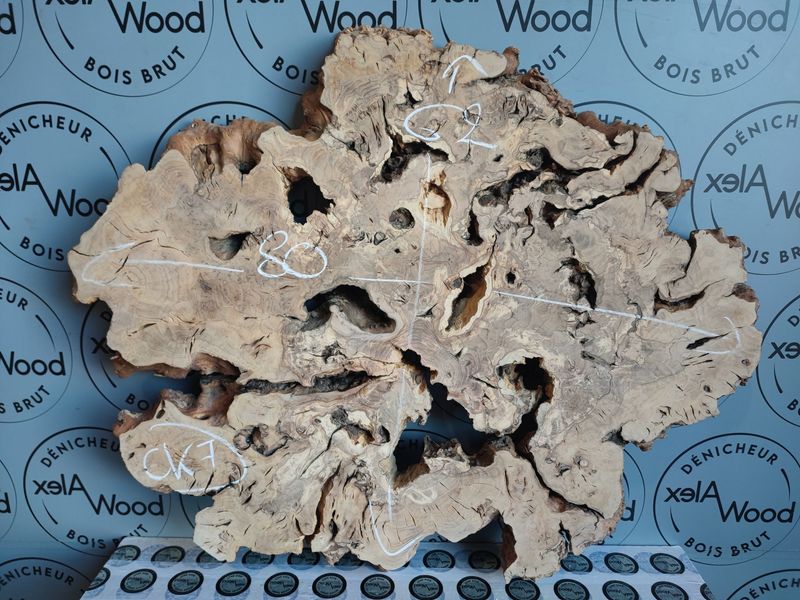 ​Plateau en olivier massif pour une table en résine époxy