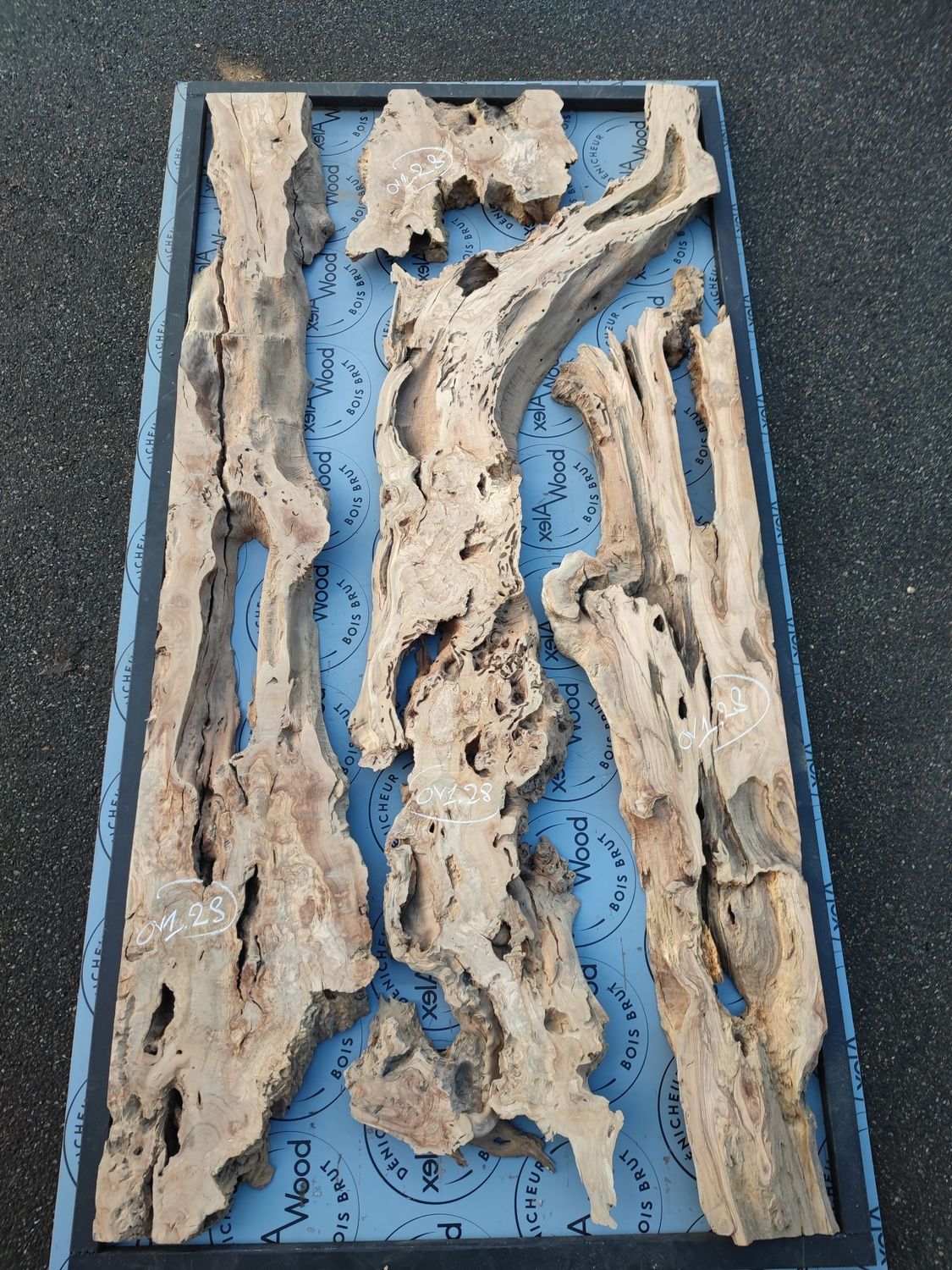 ​Lot de 4 plateaux en bois d’olivier pour table résine