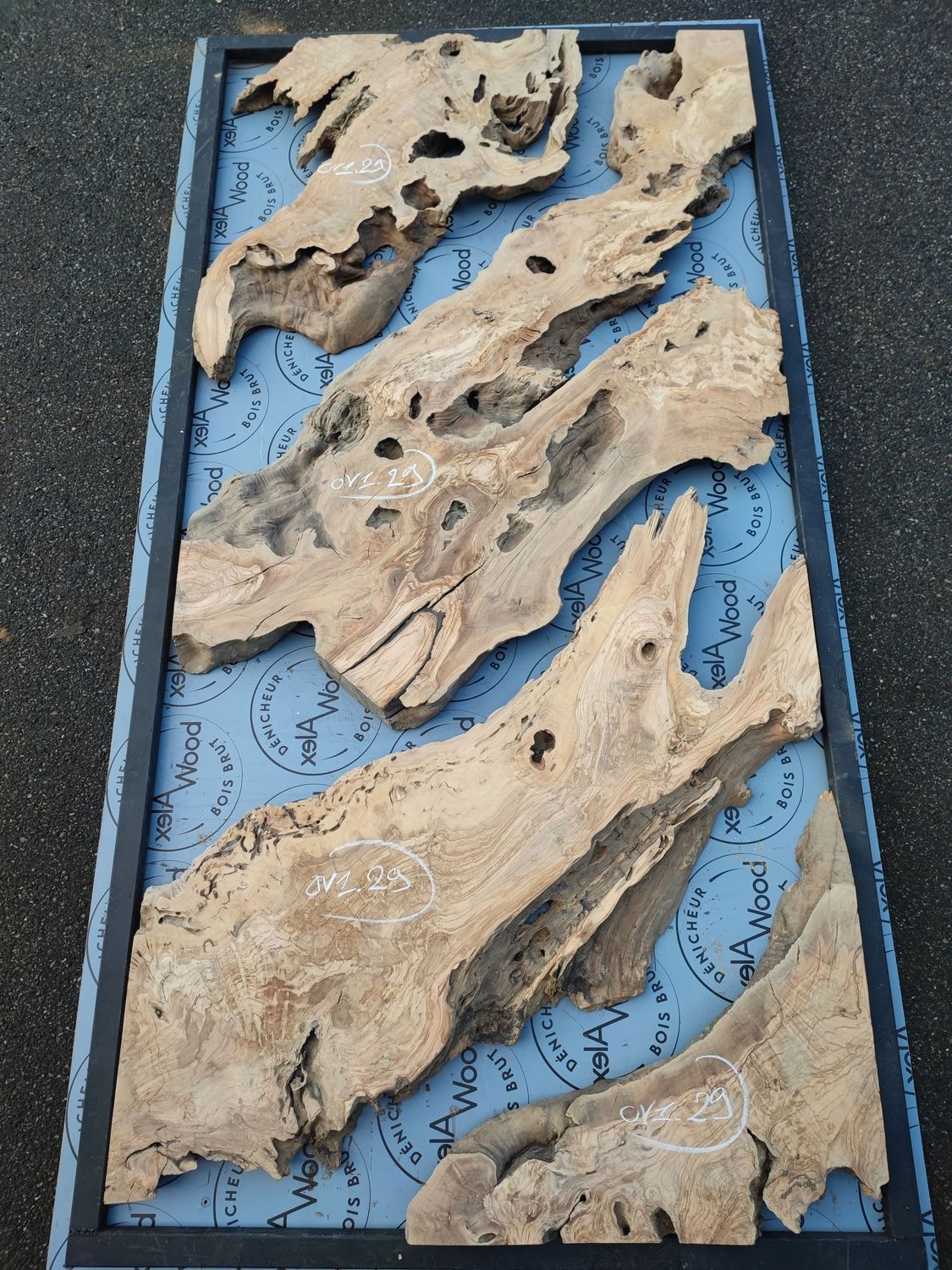 ​Lot de plateaux en bois d’olivier pour table résine