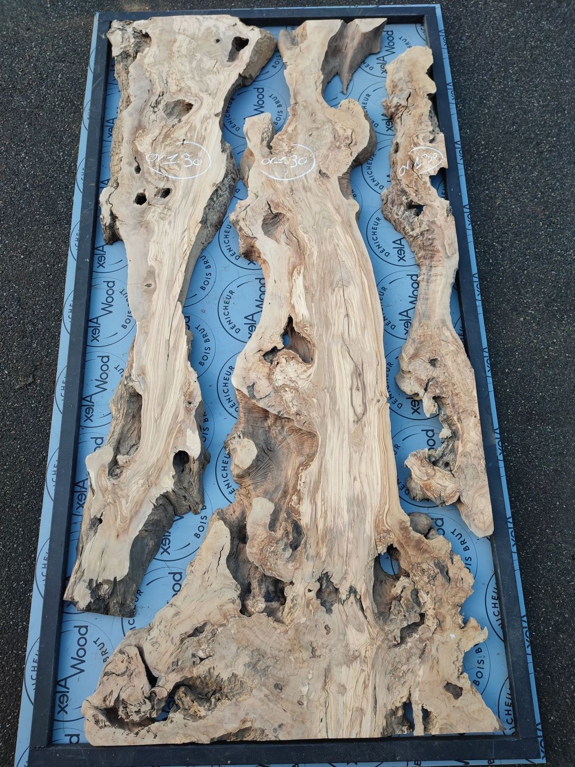 ​Ensemble bois d’olivier et résine époxy pour table canyon sur mesure