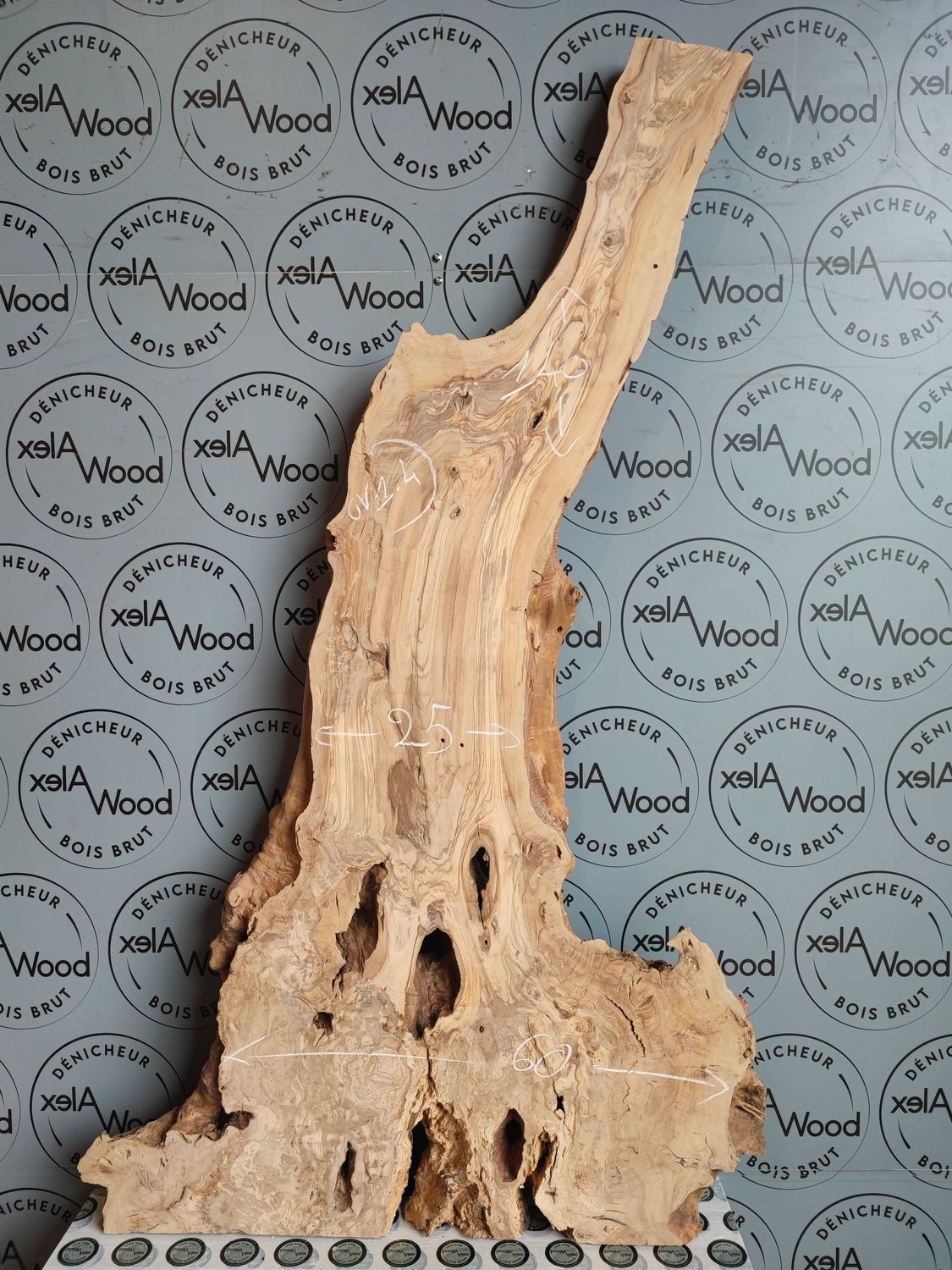 Plateau d’olivier massif pour projets créatifs