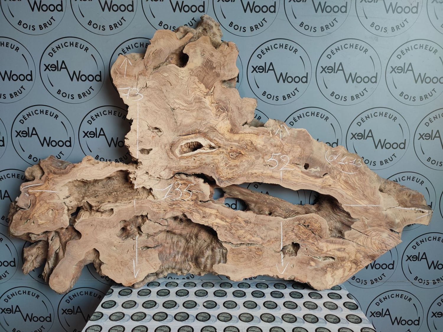 ​Plateau d’olivier naturel pour mobilier design