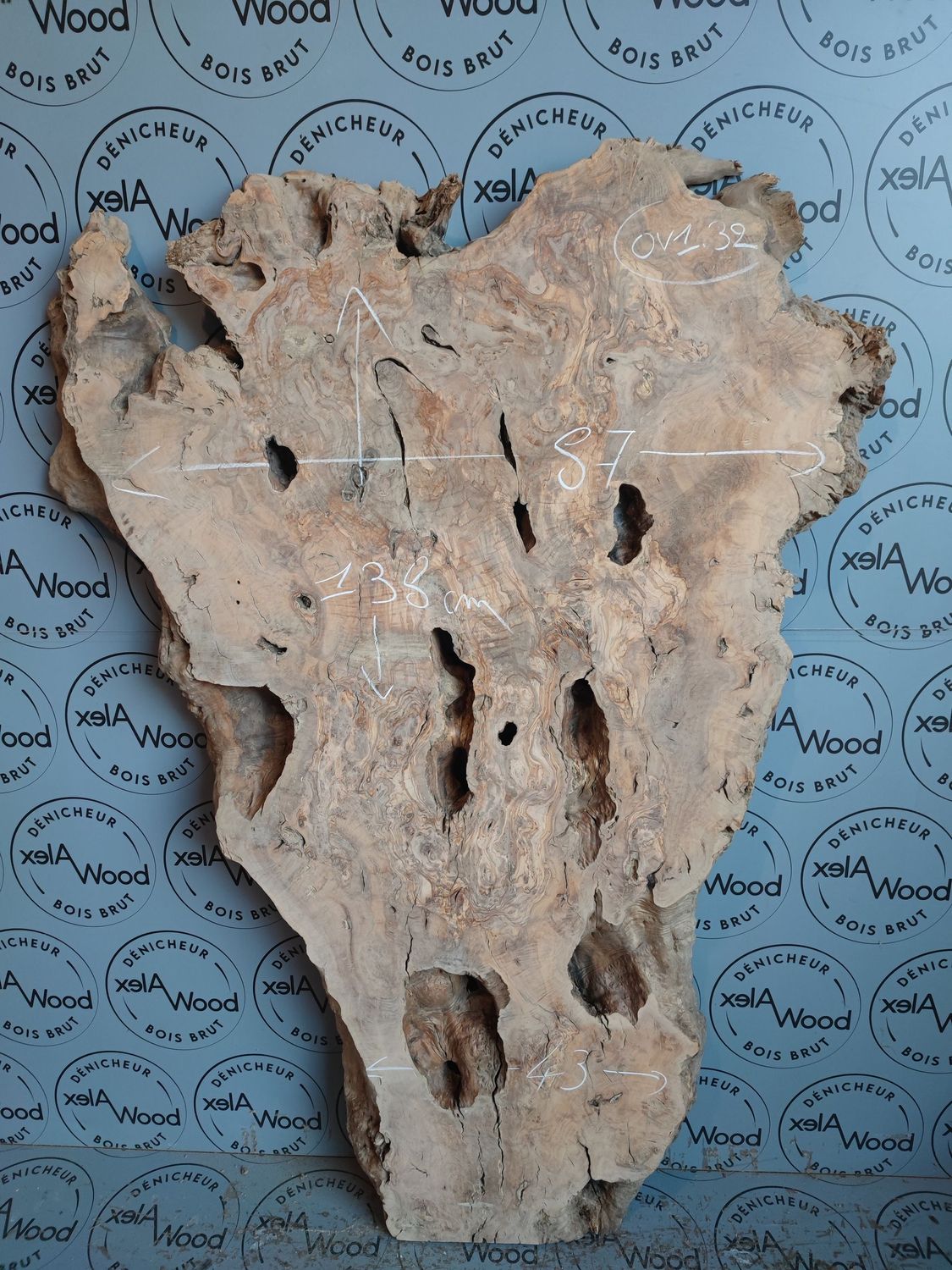 ​Plateau d’olivier massif pour mobilier design et résine époxy