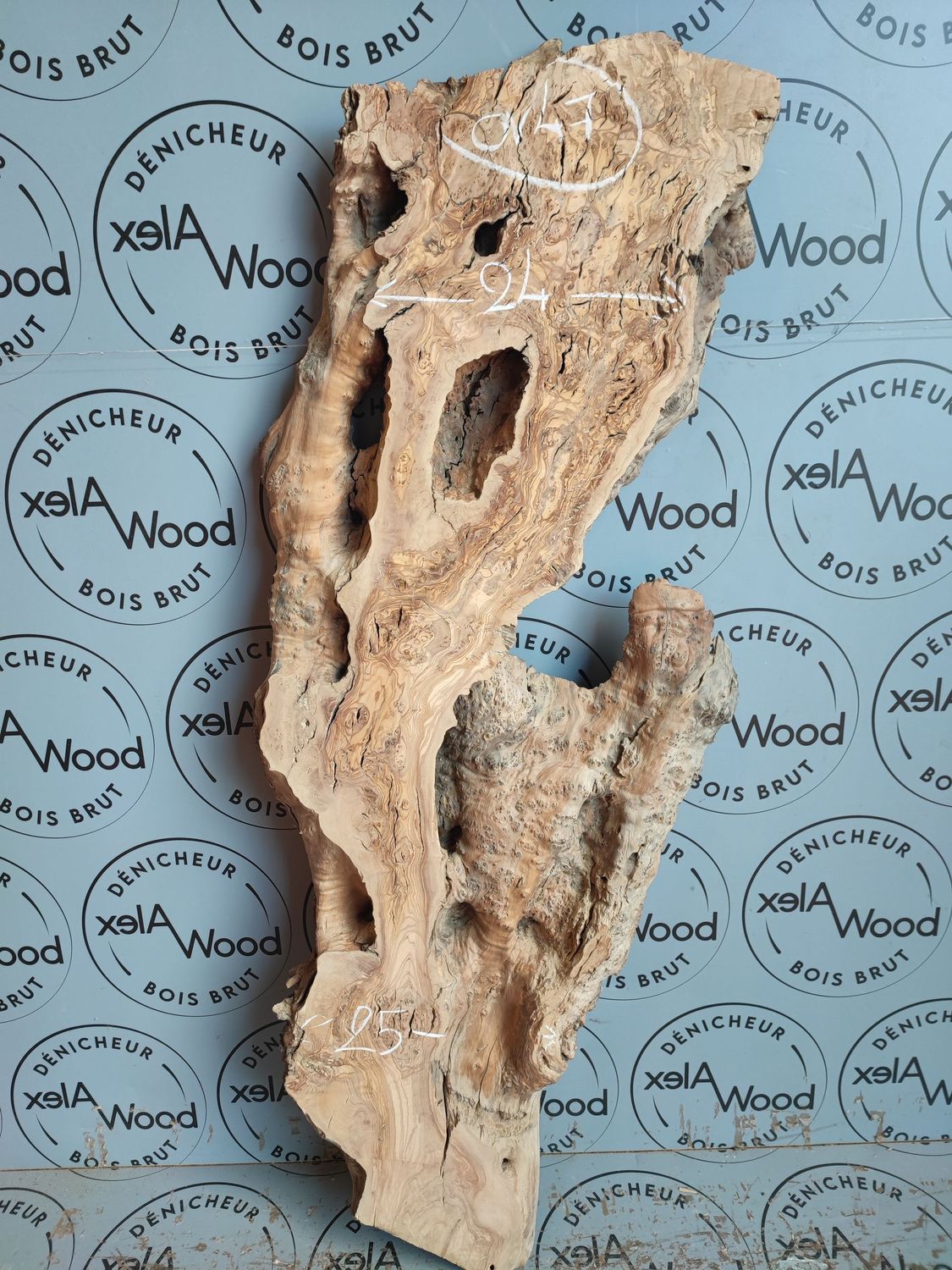 Plateau bois d'olivier idéal résine époxy disponible à Toulouse