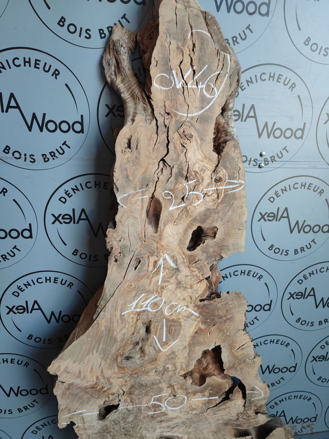 Plateau bois d’olivier brut 110 cm – idéal table basse ou résine époxy