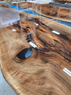 Résine époxy de finition ultra brillante pour table bois - AlexWood Toulouse