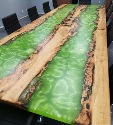 Table rivière bois et résine époxy verte