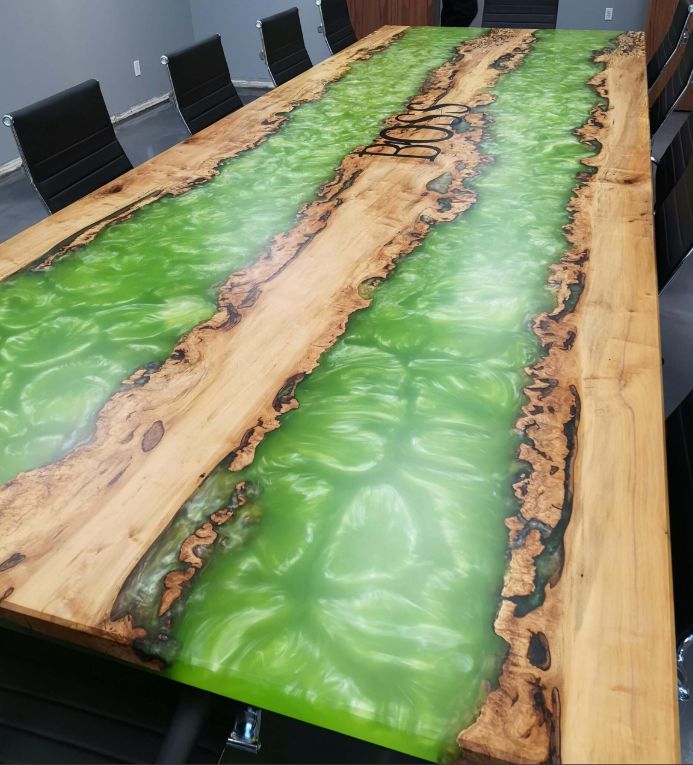 Table rivière bois et résine époxy verte