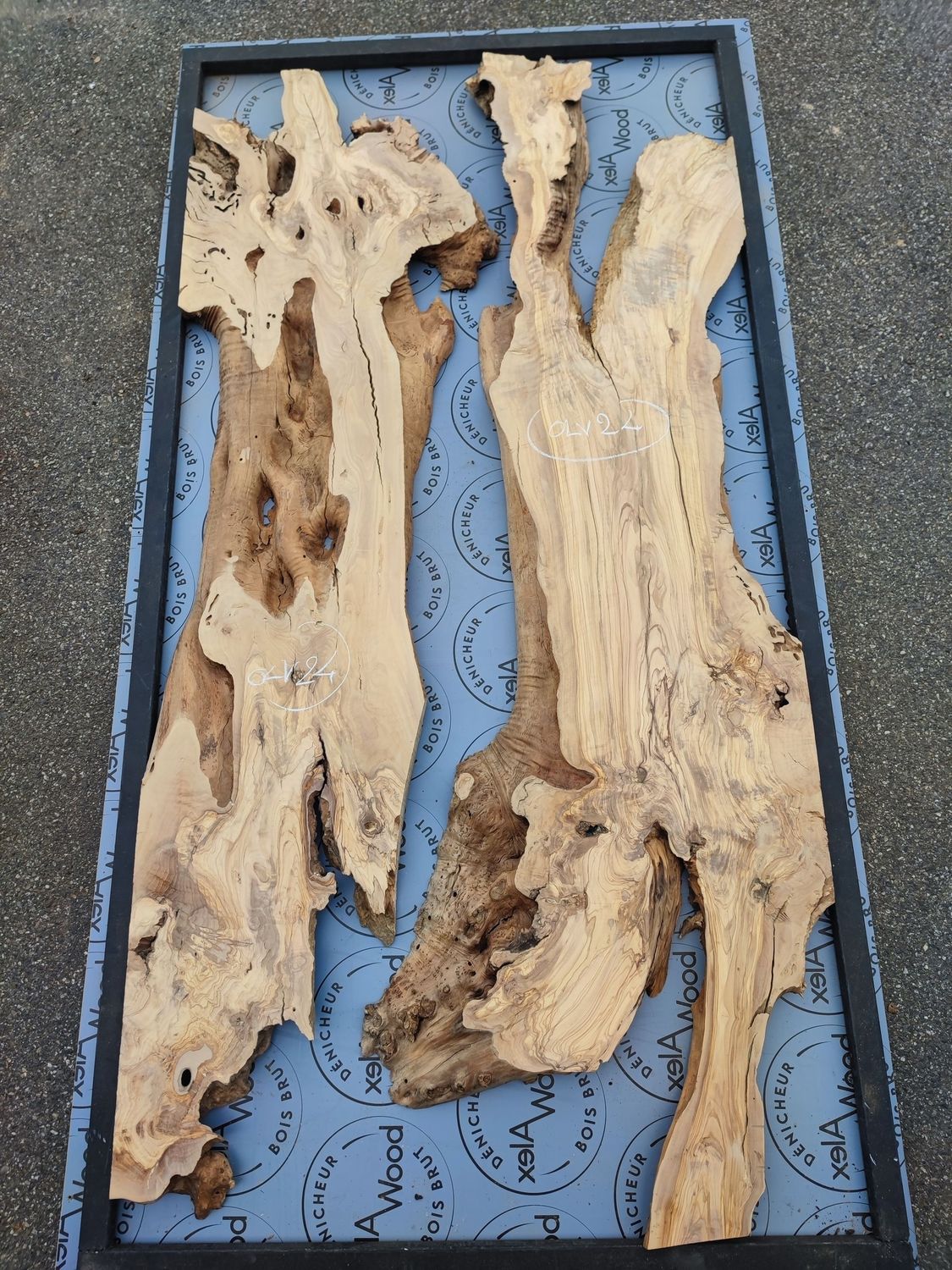 Lot de plateaux d’olivier et résine époxy RCAST – OLV24 Lot de plateaux d’olivier disposés pour un projet de table en bois et résine époxy.