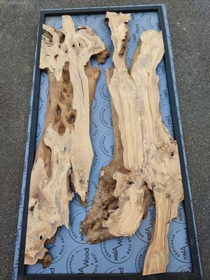Lot de plateaux d’olivier et résine époxy RCAST – OLV24 Lot de plateaux d’olivier disposés pour un projet de table en bois et résine époxy.