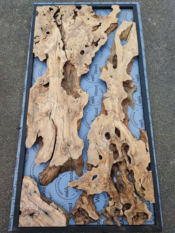 Ensemble de pièces d’olivier et époxy présenté pour une création de plateau sur mesure en bois et résine.