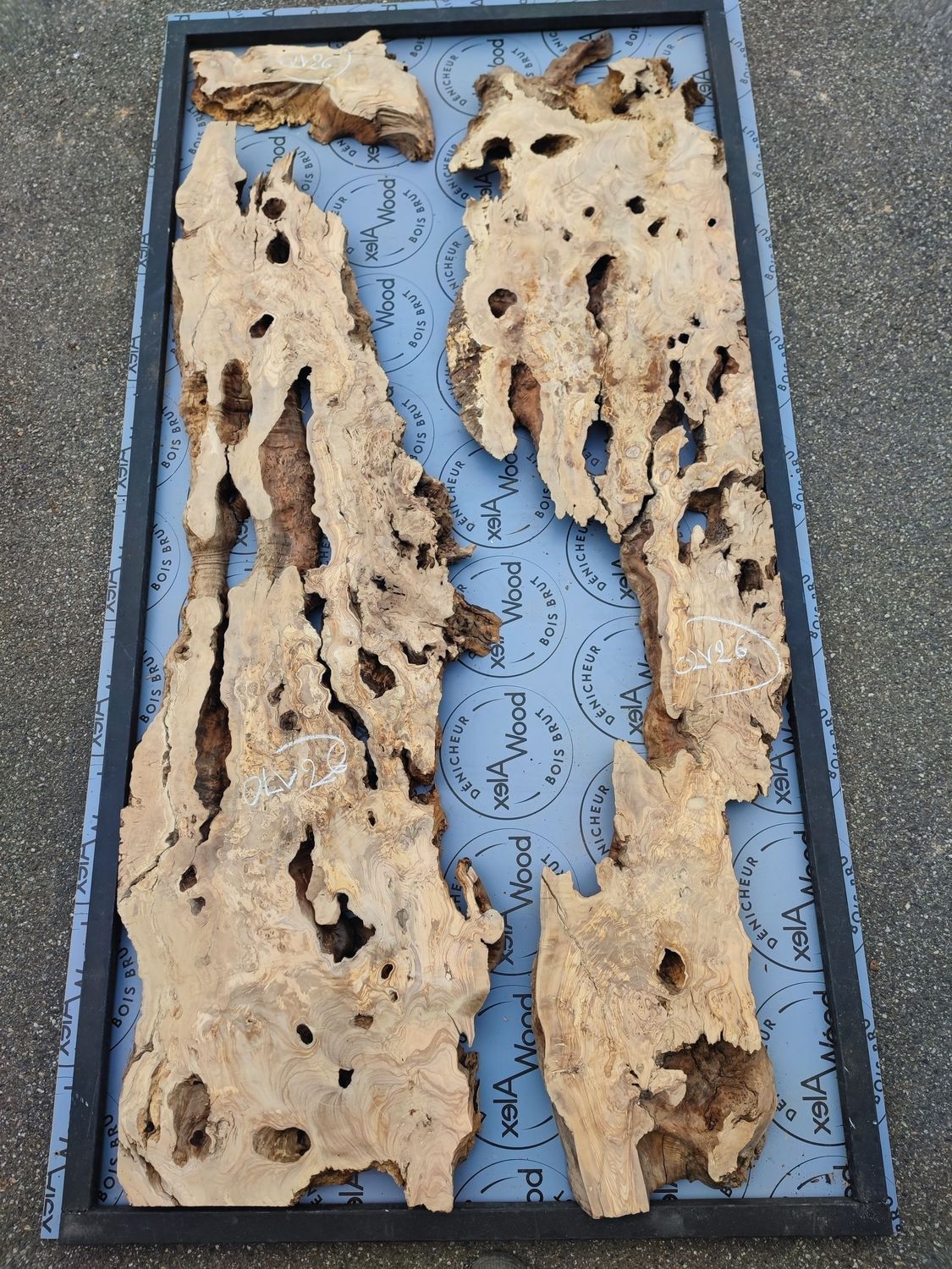Lot de 3 plateaux de bois d'olivier et résine époxy Plateaux de bois d’olivier du lot, avec leur veinage et leurs contours naturels.