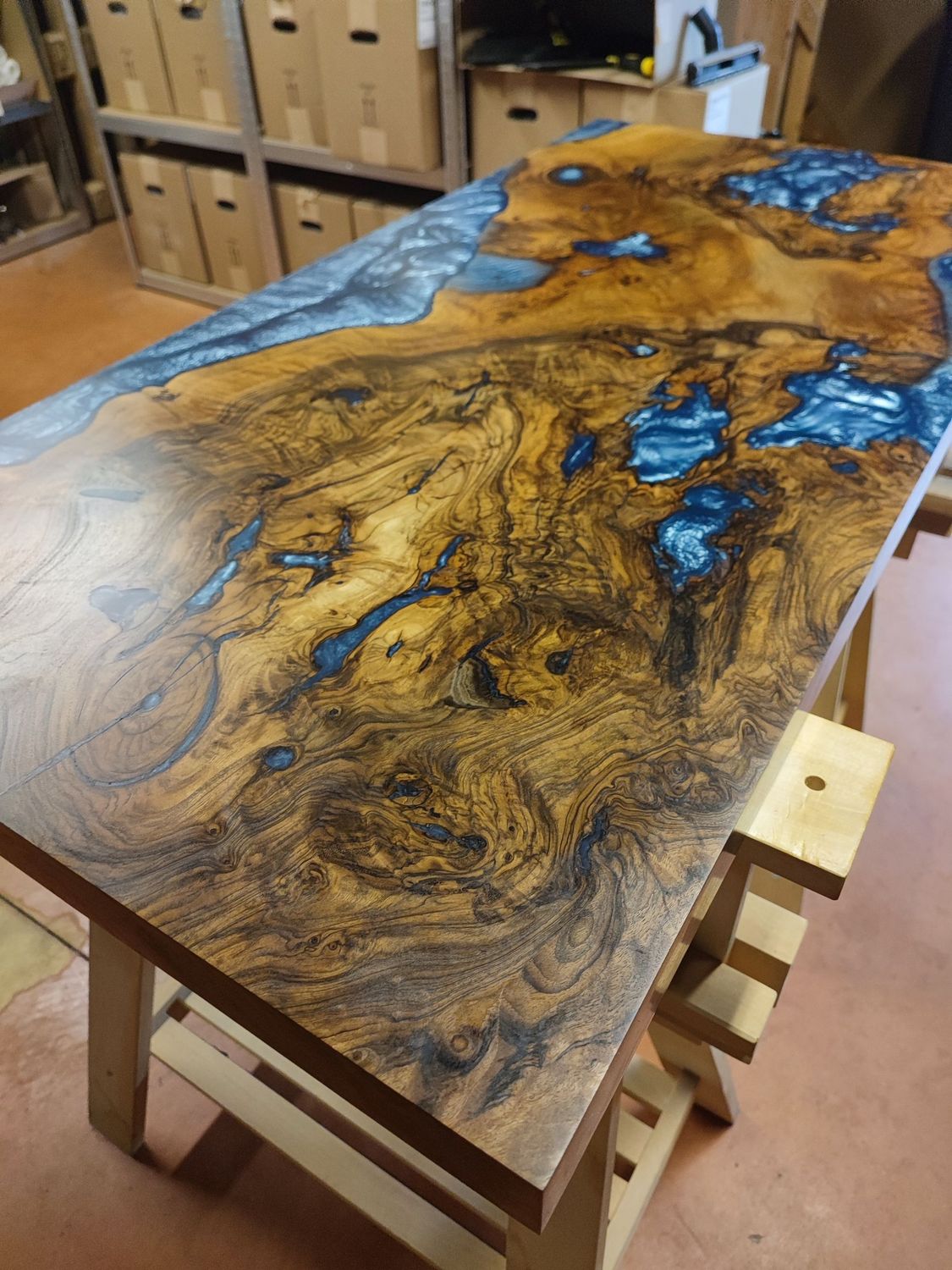 Plateau de table en bois de noyer et résine époxy bleue – Pièce unique