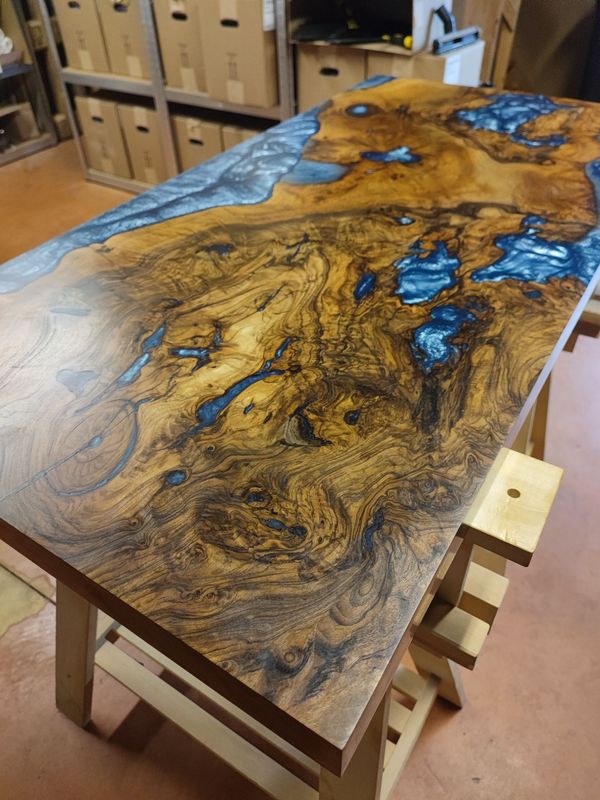 Plateau de table en bois de noyer et résine époxy bleue – Pièce unique Plateau de table en bois de noyer et résine époxy bleue – Pièce unique