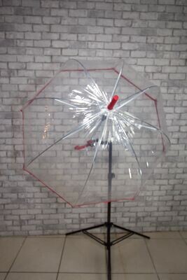 grand parapluie transparent et rouge