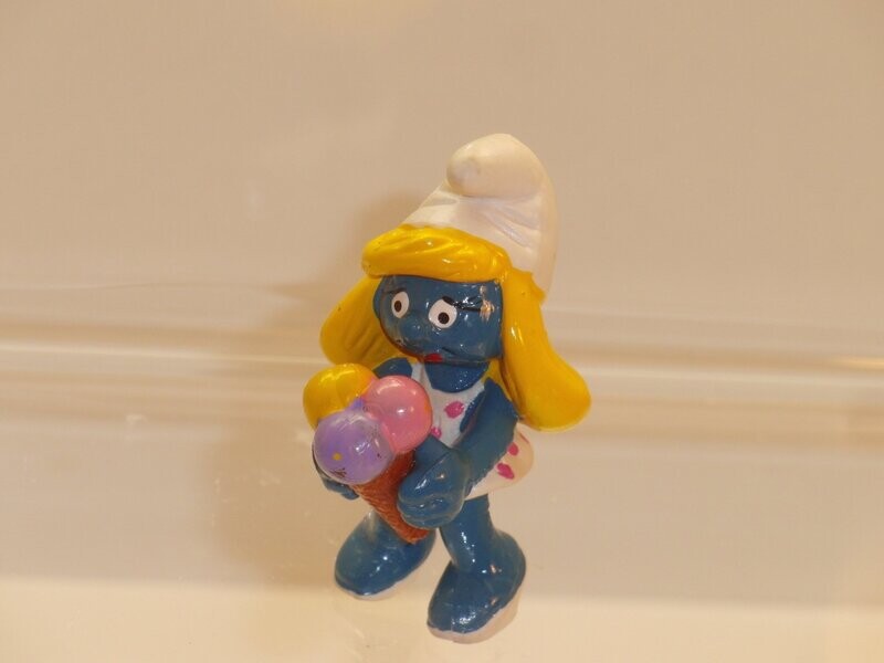 Schlumpfinchen mit Eis 2.0190 (Haare dunkelgelb) Schlumpfinchen mit Eis 2.0190 (Haare dunkelgelb)
