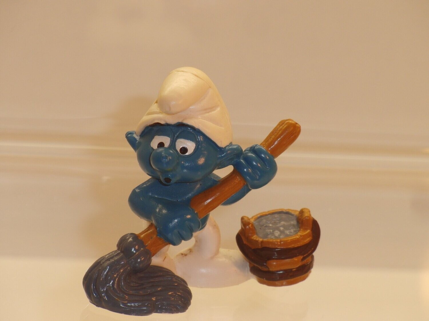 Schlumpf mit Mopp und Eimer 2.0193 Mopp und Wasser dunkelgrau