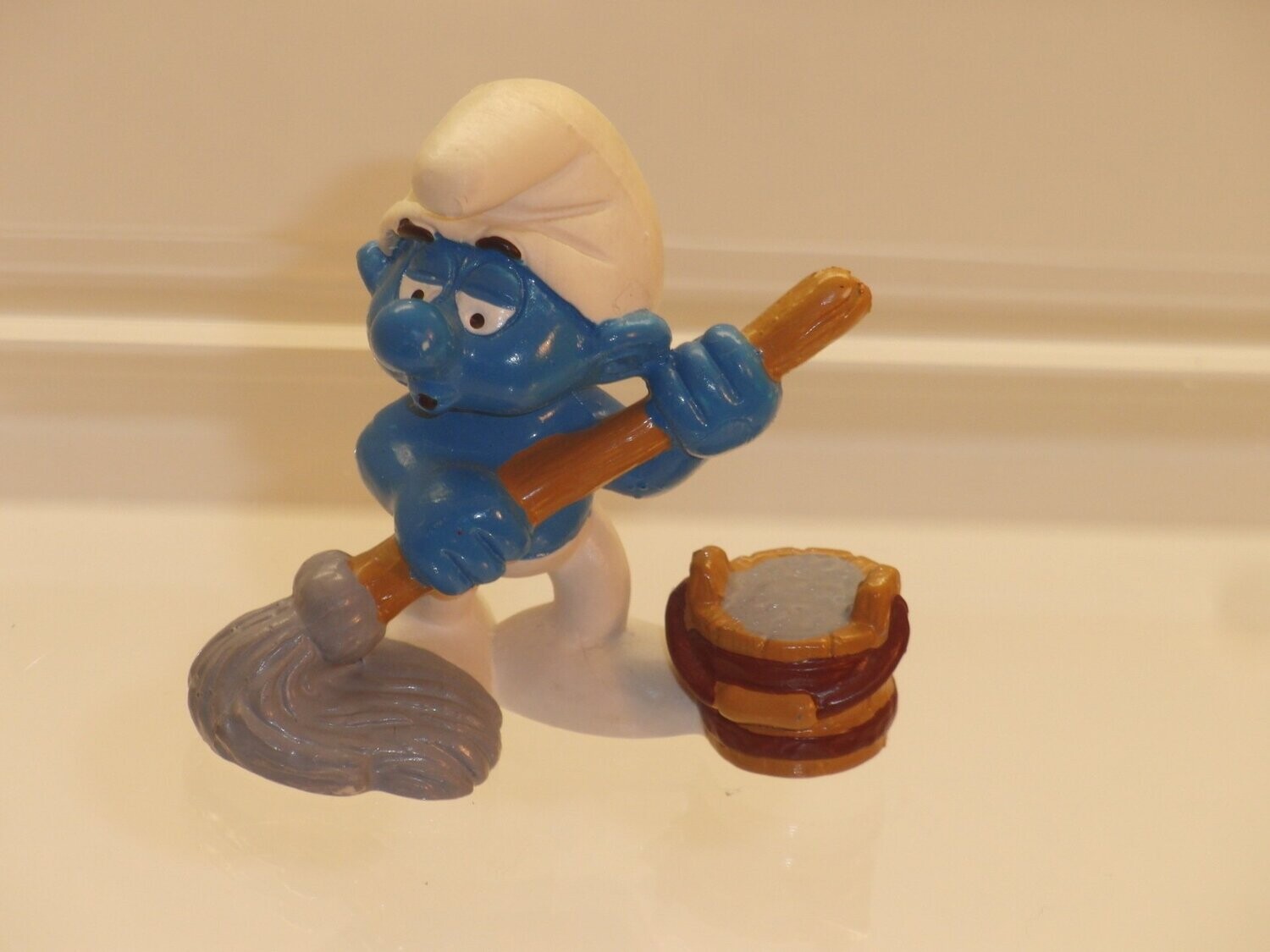 Schlumpf mit Mopp und Eimer 2.0193 Mopp und Wasser hellgrau