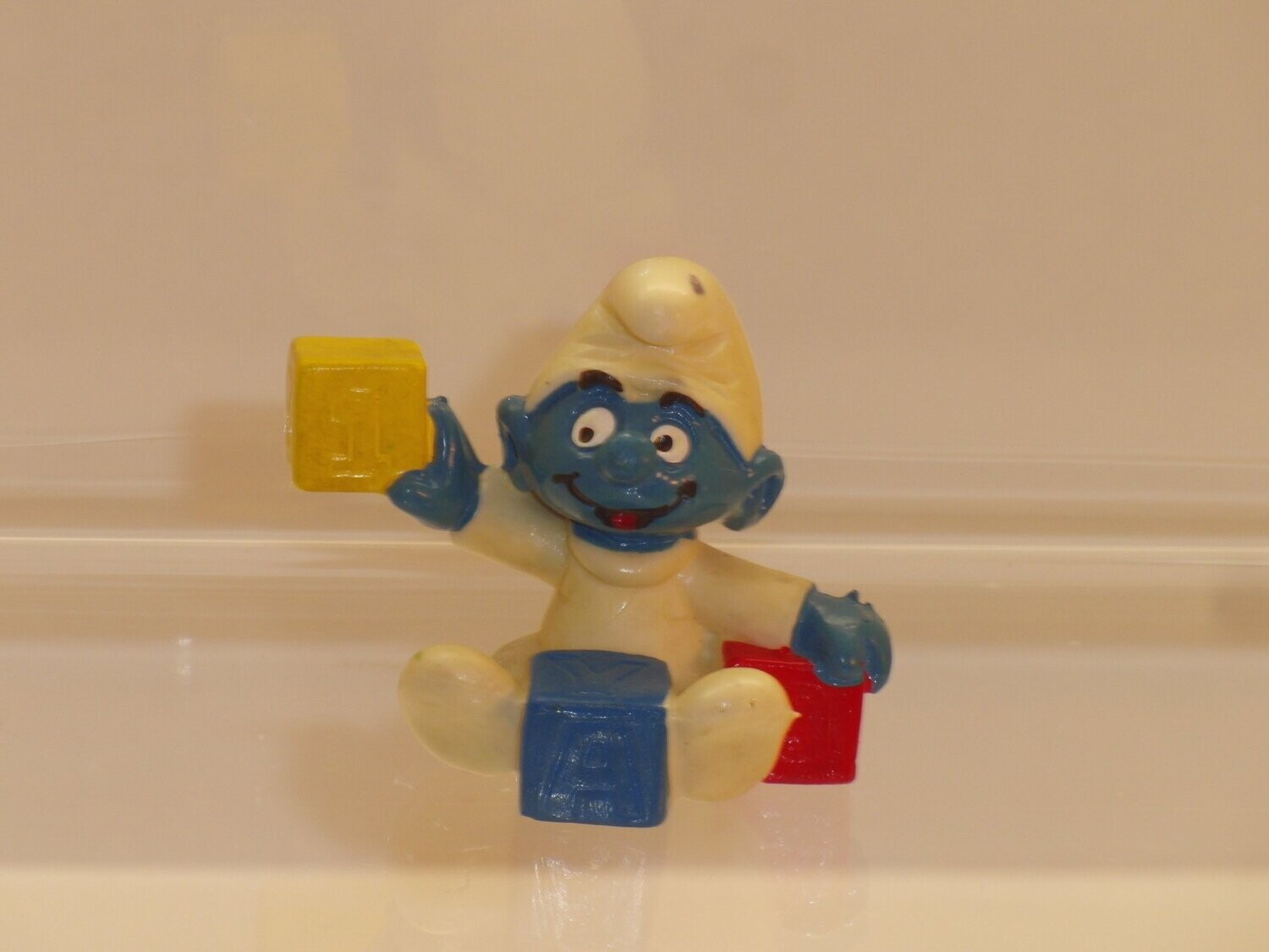 Babyschlumpf mit Bauklötzen 2.0214 Strampler gelblich, Klötze gelb, blau, rot