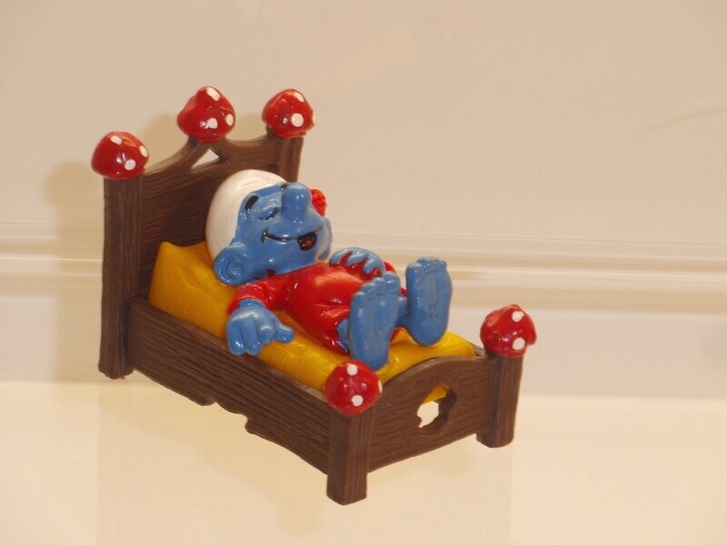 Schlumpf im Bett 4.0240 Matratze dunkelgelb/Weichplastik CE-Zeichen auf Bett und Figur Schlumpf im Bett 4.0240 Matratze dunkelgelb/Weichplastik CE-Zeichen auf Bett und Figur