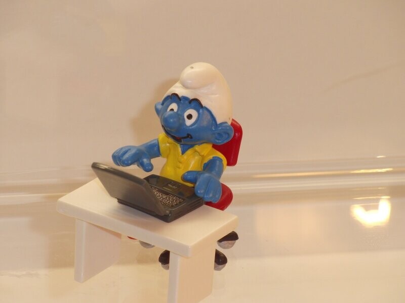 Schlumpf mit Laptop 4.0263