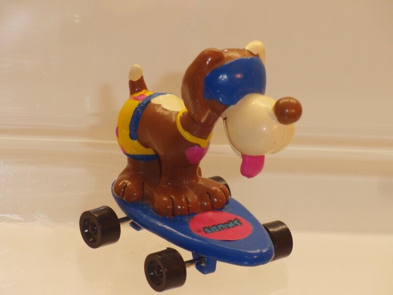 Werbeschlumpf Hardee's Welpi auf Skateboard Werbeschlumpf Hardee's Welpi auf Skateboard