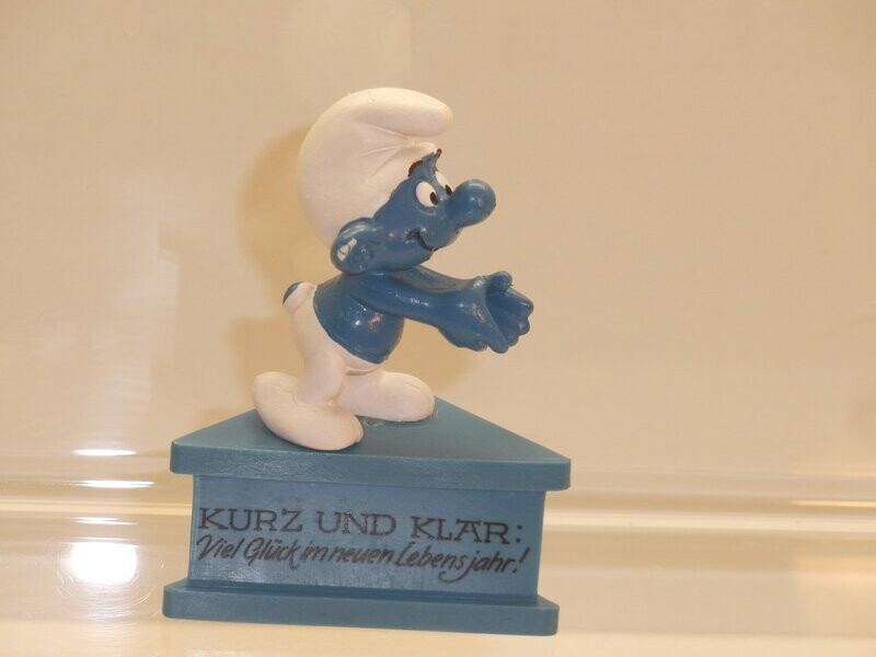 Dreiecks-Sockel: Gratulationsschlumpf Dreiecks-Sockel: Gratulationsschlumpf "Kurz und klar: Viel Grlück im neuen Lebensjahr"