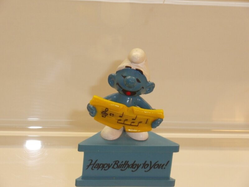 Dreiecks-Sockel: Sänger Dreiecks-Sockel: Sänger "Happy Birthday to you"