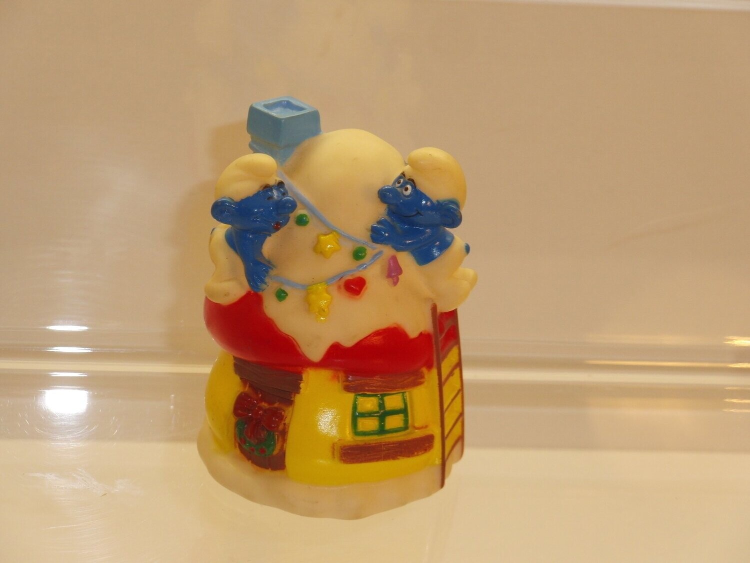 Süßigkeitentopper: Schlumpfhaus mit Weihnachtsschmuck