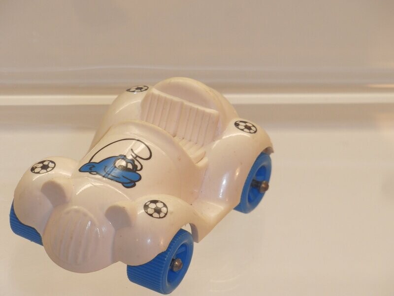 Fahrzeuge: weißes Auto mit Schlumpfaufdruck (Fußball) Fahrzeuge: weißes Auto mit Schlumpfaufdruck (Fußball)