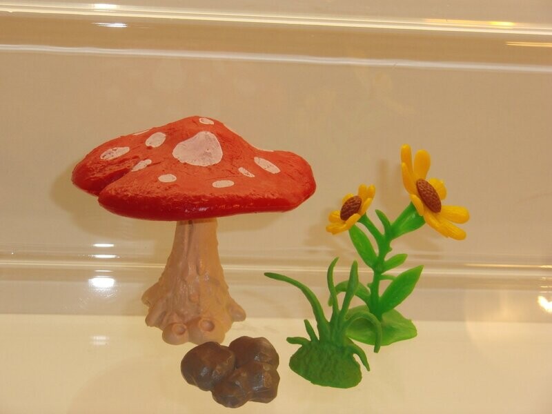 Geschlumpfe 4.0060 Pilz mit Blume (Pilzdach aus rotem Material, Blume gelb) Geschlumpfe 4.0060 Pilz mit Blume (Pilzdach aus rotem Material, Blume gelb)