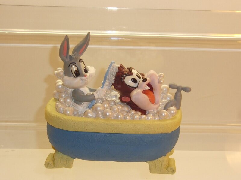 Bugs Bunny & Co.: Looney Tunes Baby's: Bugs Bunny und Taz junior in Badewanne Bugs Bunny & Co.: Looney Tunes Baby's: Bugs Bunny und Taz junior in Badewanne
