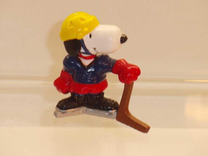 Snoopy/Peanuts: Schleich 2. Serie ab 80er Jahre: Snoopy mit Eishockeyschläger Snoopy/Peanuts: Schleich 2. Serie ab 80er Jahre: Snoopy mit Eishockeyschläger