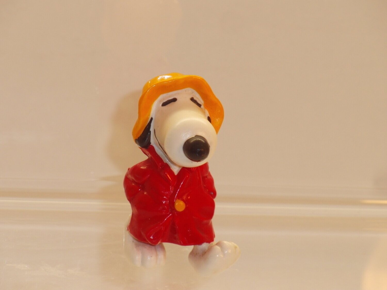 Snoopy/Peanuts: Schleich 2. Serie ab 80er Jahre: Snoopy im Regenmantel